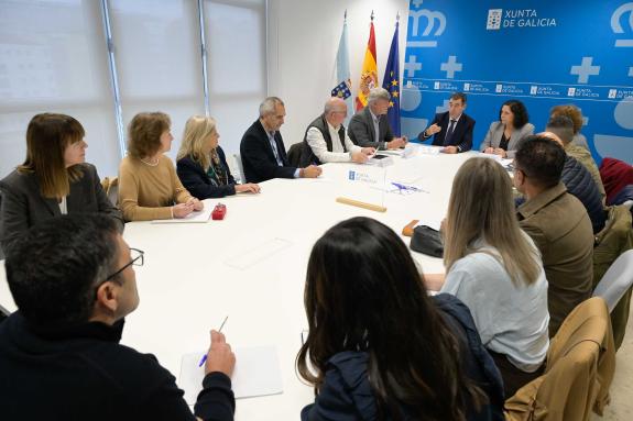Imaxe da nova:Román Rodríguez presenta obras de mellora aos directores de 11 centros de tres comarcas da Coruña