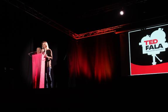 Imagen de la noticia: Fernández-Tapias inaugura en el IES Audiovisual de Bouzas las jornadas 'TED Habla' para el emprendimiento del alumnado