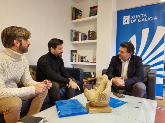 Imagen de la noticia:El secretario xeral da Emigración felicita al grupo Os Náufragos Teatro por el nombramiento de su obra 'Karelu' como finalis...