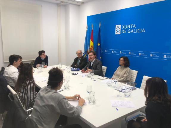 Imaxe da nova:A Xunta debate a participación xuvenil na construción de Europa coa mocidade do ‘Movemento Europeo’