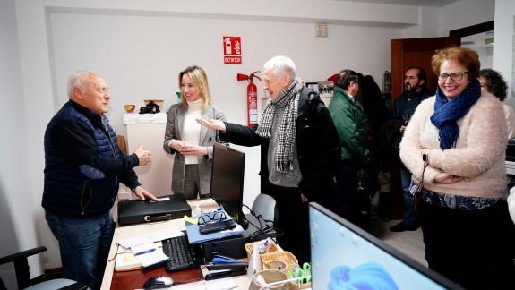 Imaxe da nova:Fernández-Tapias visita as reformas realizadas na Asociación de Veciños de San Miguel de Oia dentro do plan de acción comunitaria d...