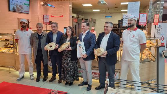 Imaxe da nova:A Xunta valora que o Alcampo de Vialia Vigo se converta no primeiro hipermercado autorizado para elaborar e vender a IXP Pan galego