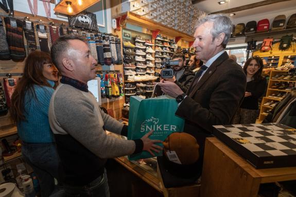 Imagen de la noticia:El presidente de la Xunta resalta que el Gobierno gallego destina 20 M€ a dos nuevas líneas de ayudas para apoyar a 7.000 pe...