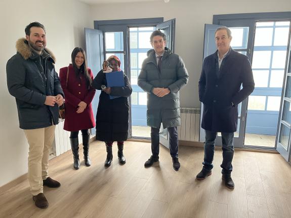 Imagen de la noticia:La Xunta hace entrega de una vivienda de promoción pública en la calle Tinería, en Lugo