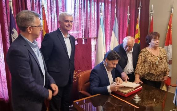 Imagen de la noticia:Miranda mantiene una reunión con la Casa de Galicia de Córdoba para conocer la realidad actual de los gallegos residentes en...