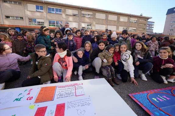 Imaxe da nova:Fernández-Tapias celebra o Día Escolar da Paz e da non violencia cos estudantes de Infantil e Primaria do CEIP Pintor Laxeiro