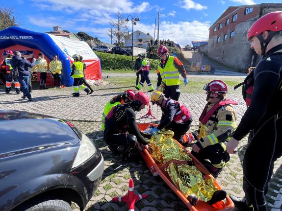 Imagen de la noticia:La Xunta colabora en un simulacro de rescate acuático en el puerto de Mugardos