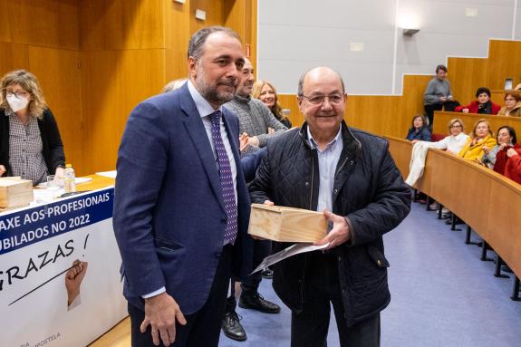 Imaxe da nova:A Xunta homenaxea a 162 profesionais da área sanitaria de Santiago de Compostela e Barbanza que se xubilaron no ano 2022