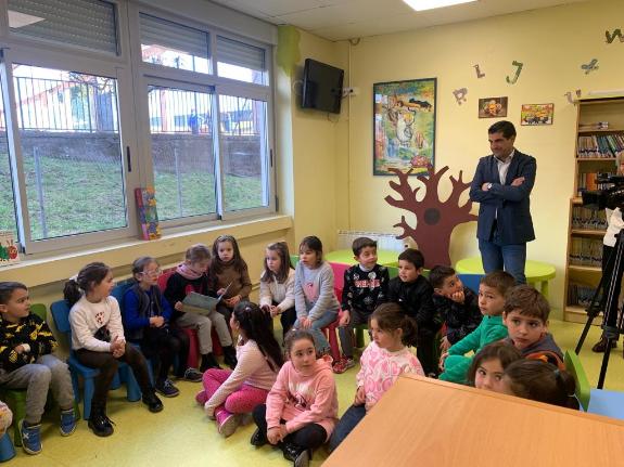 Imaxe da nova:Gabriel Alén supervisa o desenvolvemento do Programa de Apoio e Reforzo Asistido por Cans dentro da iniciativa EDU Innova da Xunta