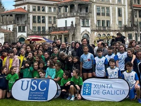 Imagen de la noticia:El Plan Corresponsables junta a más de 170 niños y niñas en la pista multideporte de la USC para disfrutar del balonmano