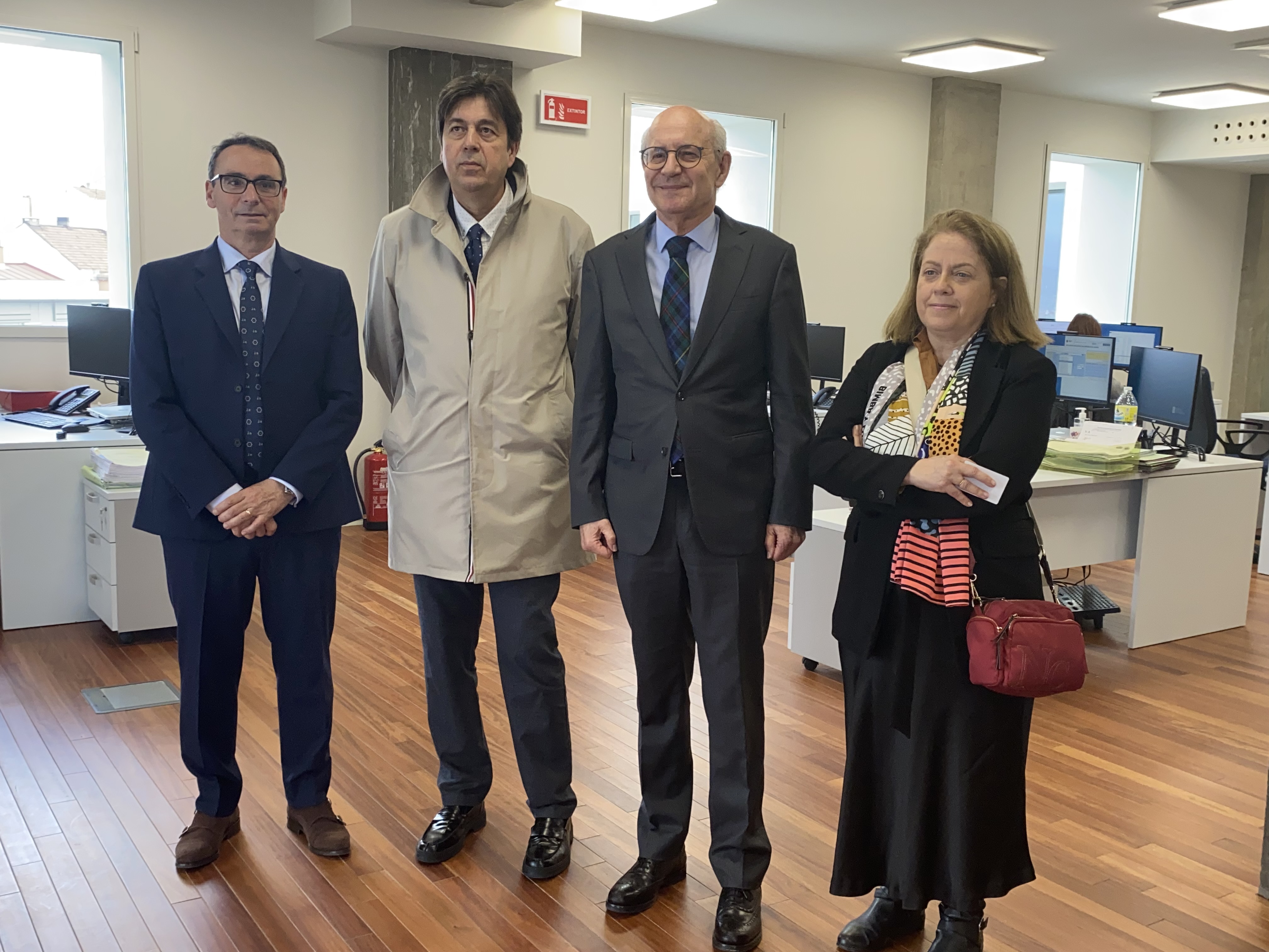 O director xeral de Xustiza e o fiscal superior de Galicia visitan o espazo da Fiscalía da área de Vigo na Cidade da Xustiza  