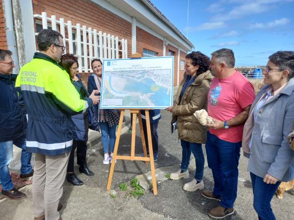 Imagen de la noticia:La Xunta presenta a la Cofradía de Camelle la propuesta de dragado del muelle local con una inversión prevista de 200.000 €