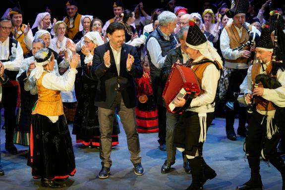 Imaxe da nova:Emigración rende homenaxe á Agrupación Rosalía de Castro de Madrid polo seu centenario