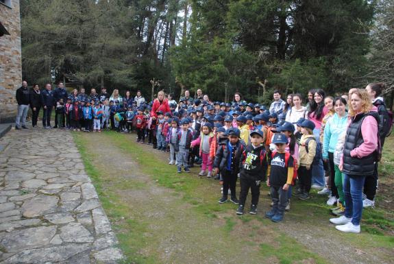 Imagen de la noticia:Unos 150 escolares del CEIP Paradai de Lugo participan en una plantación organizada por la Xunta para celebrar el Día del Ár...
