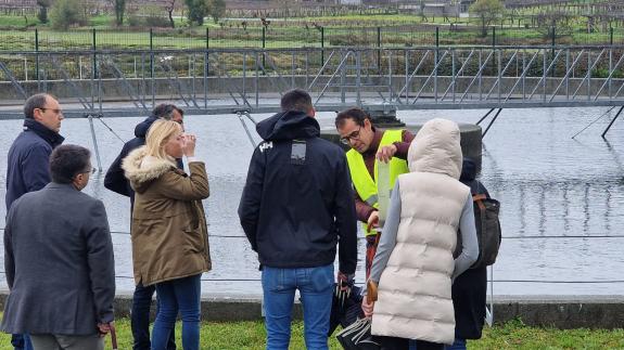 Imaxe da nova:A Xunta realiza unha visita guiada á depuradora de Meaño con profesionais do sector industrial do municipio para afondar no funcion...
