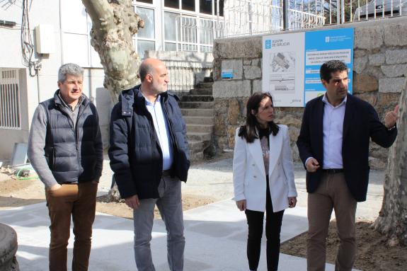 Imaxe da nova:O delegado territorial da Xunta en Ourense supervisa as obras de reforma da praza da Constitución, a zona do mercado e a contorna d...