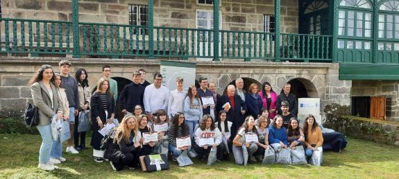 Imagen de la noticia:La Xunta y la Fundación Otero Pedrayo entregan los galardones de la II edición de su certamen para estudiantes de ESO y Bach...