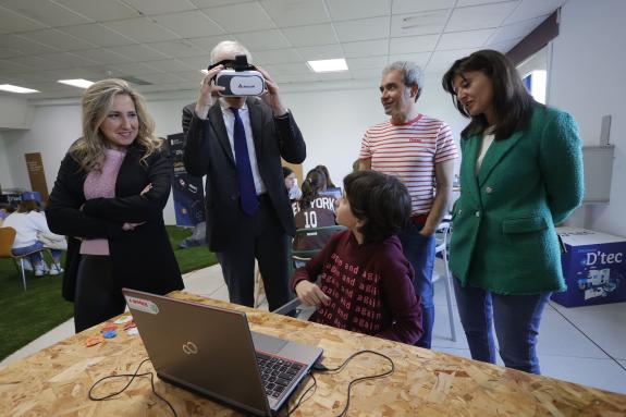 Imagen de la noticia:Conde entrega los diplomas a los participantes en el campamento científico D'Tec
