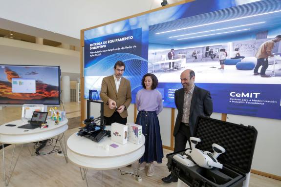 Imagen de la noticia:La Xunta completará este mes la dotación de equipación tecnológica innovadora en más de 80 aulas adheridas al Plan de reform...