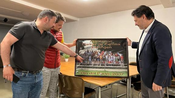 Imagen de la noticia:Miranda visita la asociación de padres de familia Esslingen (Alemania) que en breve celebrará sus 50 años de existencia