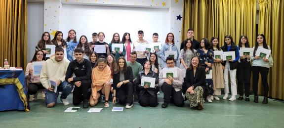 Imagen de la noticia:La Xunta reconoce el trabajo voluntario del alumnado del colegio La Salle Ferrol con la entrega de los 'pasaportes solidario...