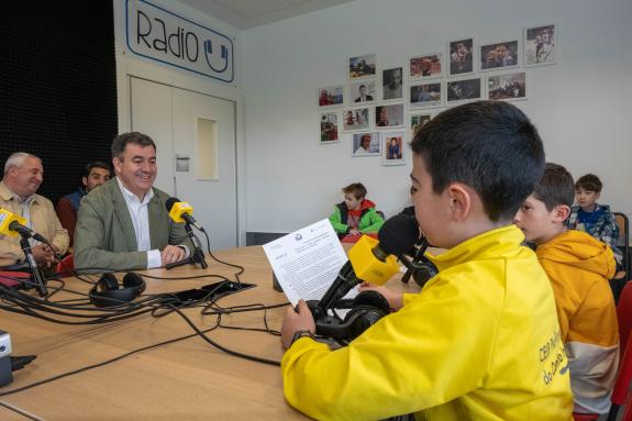 Imaxe da nova:Román Rodríguez subliña o papel das radios escolares para mellorar as competencias lingüísticas e de expresión oral do alumnado
