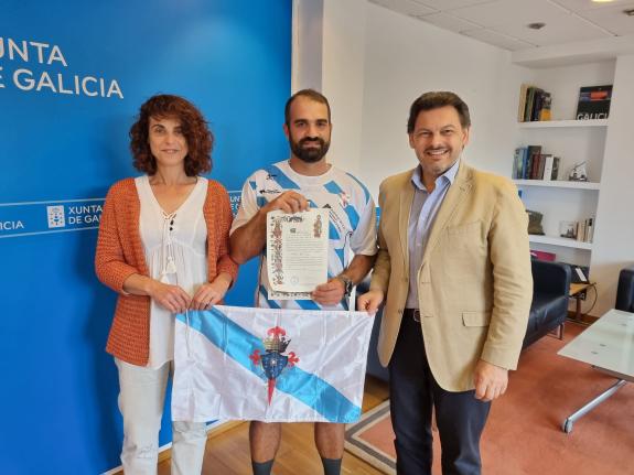 Imaxe da nova:Miranda recibe a André Pires, do centro galego de Lisboa, quen peregrinou case 1.400 quilómetros ata Santiago co obxectivo de dinam...