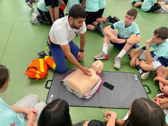 Imaxe da nova:El 061 de Galicia entrena en soporte vital básico a 170 escolares de A Estrada con motivo del Día Internacional de las Urgencias y ...