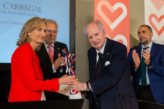 Imaxe da nova:Comesaña salienta o Estudo da cardióloga Martínez Monzonís sobre a utilidade dos biomarcadores prognósticos, na entrega dos IV Prem...