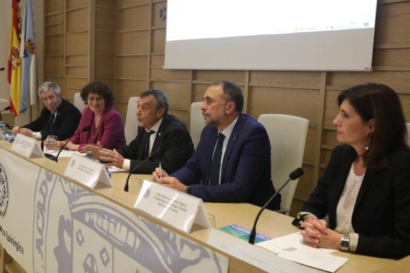 Imaxe da nova:O conselleiro de Sanidade destaca a revolución tecnolóxica no ámbito da medicina cirúrxica galega grazas aos robot Da Vinci