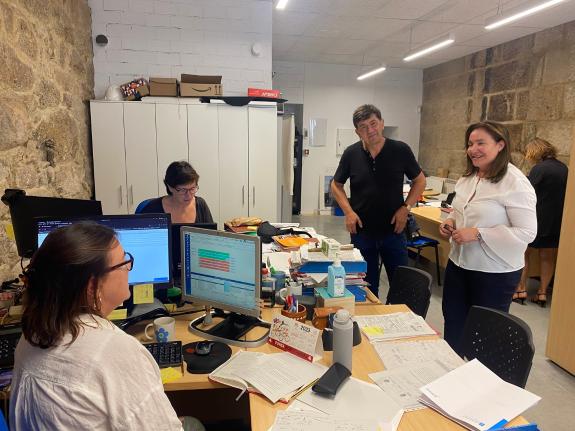 Imagen de la noticia:La delegada de la Xunta y presidenta del Consorcio Casco Vello de Vigo mantiene una reunión de trabajo con el gerente del or...