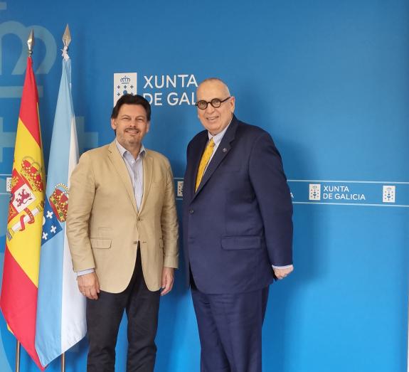 Imaxe da nova:Miranda coñece da man do presidente da Fundación Nosa Terra os avances no memorial que recordará o labor dos máis de 12.000 galegos...