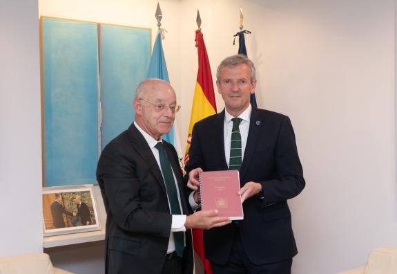 Imagen de la noticia:Rueda recibe la memoria del Consello Consultivo de Galicia 2022