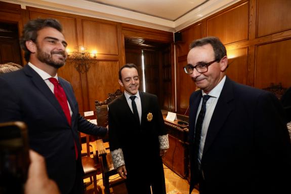 Imagen de la noticia:Diego Calvo asiste al acto de la toma de posesión del Fiscal Jefe de la Fiscalía Provincial de Pontevedra