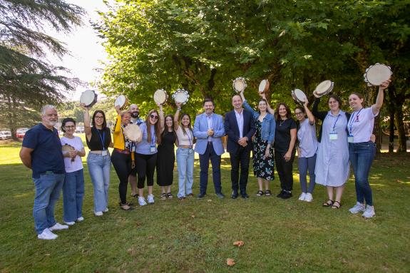 Imagen de la noticia:Miranda y Merelles conocen los talleres de cultura gallega que están realizando los participantes del programa Escuelas Abie...