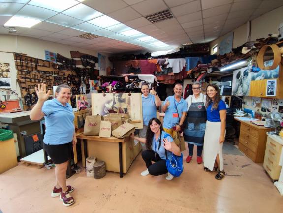 Imaxe da nova:Os alumnos do programa de Escolas Abertas da Secretaría Xeral da Emigración visitan obradoiros de especialistas en zocos e percusió...