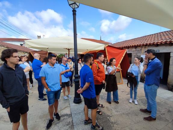 Imaxe da nova:Os participantes no programa Escolas Abertas da Secretaría Xeral da Emigración coñecen a Feira de Artesanía de Agolada e o mercado ...