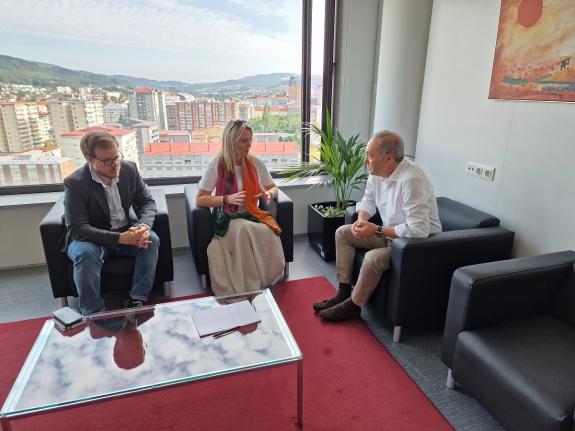 Imaxe da nova:Agustín Reguera reafirma o respaldo da Xunta á AJE e aos colectivos de persoas xordas