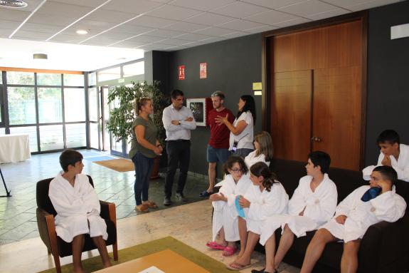 Imagen de la noticia:El delegado territorial de la Xunta visita los niños y niñas que participan en el minicampamento de verano Ecoverán termal e...