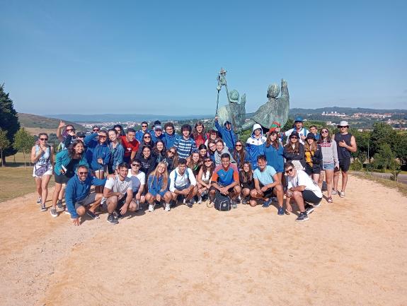 Imagen de la noticia:Los jóvenes del programa Conecta con el Camino de Emigración finalizan su andadura ante la Catedral de Santiago de Compostel...