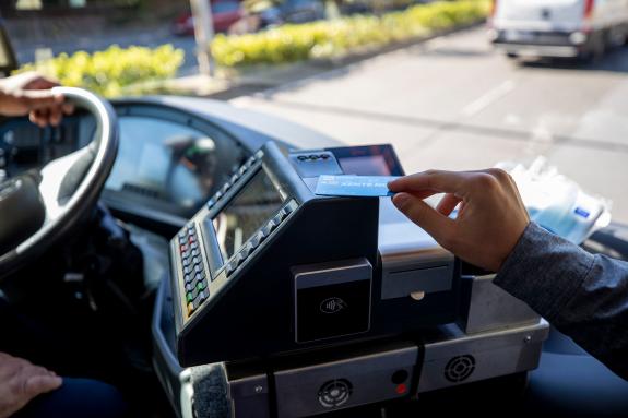Imagen de la noticia:La Xunta activa servicios de autobús especiales para la Festa do Albariño, en Cambados, las fiestas de Lorbé, en Oleiros, y ...