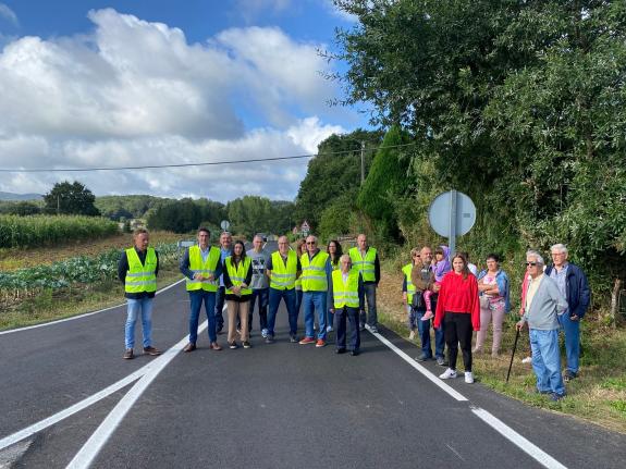 Imaxe da nova:O delegado territorial supervisa as obras de mellora da seguridade viaria das estradas en Rioxoán, no municipio de Pol