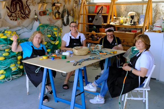 Imaxe da nova:O proxecto Enredadas introduce o oficio das redeiras artesás galegas no ámbito dos complementos para mascotas
