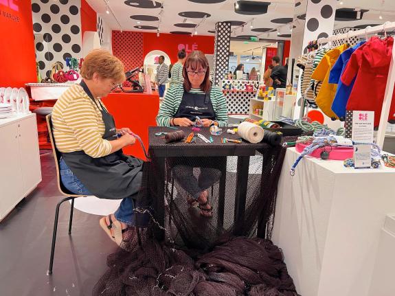 Imaxe da nova:As redeiras de Corme amosan en París o seu oficio e a nova colección de complementos para mascotas xurdida a raíz do proxecto ‘Enre...