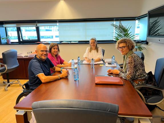 Imagen de la noticia:La Xunta trabaja con Acadar y Cogami en el diseño de iniciativas para combatir la violencia digital contra las mujeres con d...