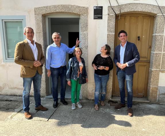 Imagen de la noticia:La Xunta entrega una vivienda de promoción pública fruto de la rehabilitación de un inmueble en el barrio de Os Muíños, en M...