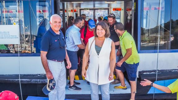 Imagen de la noticia:Un grupo de usuarios de centros de atención a la discapacidad de la Xunta salen a navegar de la mano del Monte Real Club de ...