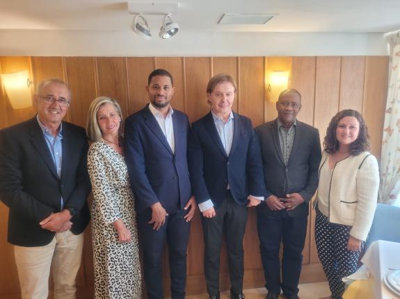 Imaxe da nova:O director xeral de relacións exteriores e coa que recibe o presidente da rexión autónoma da Illa do Príncipe, Filipe Nascimento