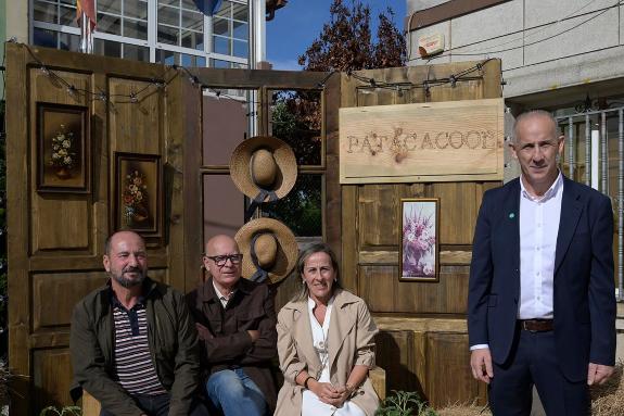 Imagen de la noticia:Ethel Vázquez participa en el desfile de tractores engalanados de la Festa da Pataca de Coristanco