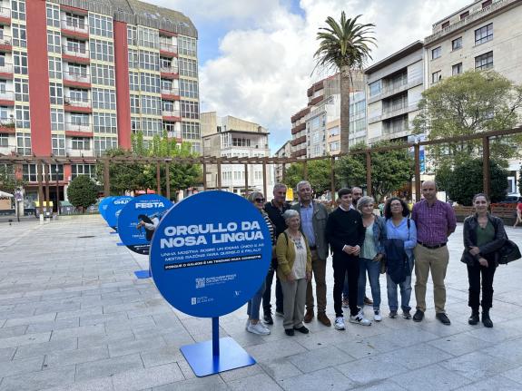 Imaxe da nova:Chega a Ribeira a exposición Orgullo da nosa lingua, que reforza a promoción do galego entre a poboación